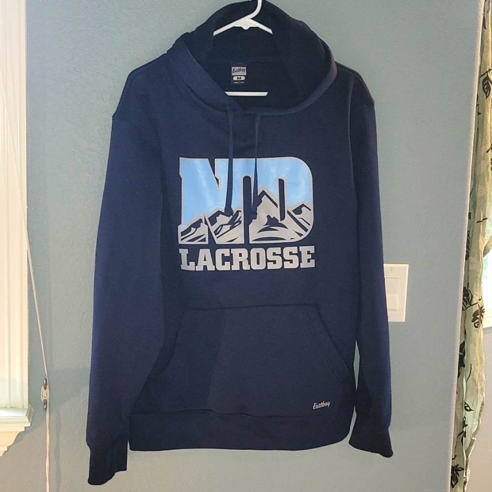 Navy hoodie with tie and kanga pocket, ND Lacrosse logo, no snags/wear